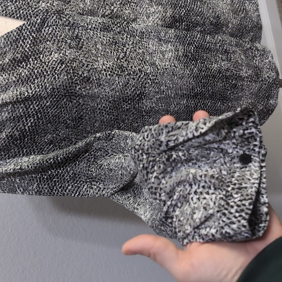 4/$12 Kenar Gray Snakeskin Print Long Sleeve Blouse Hidden Button Down sz Large - Picture 4 of 11
